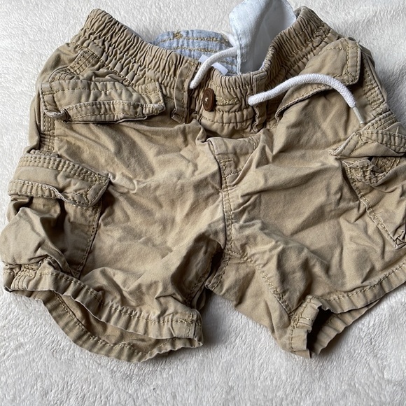 Baby Gap 12-18 month khaki and navy shorts - Picture 3 of 6
